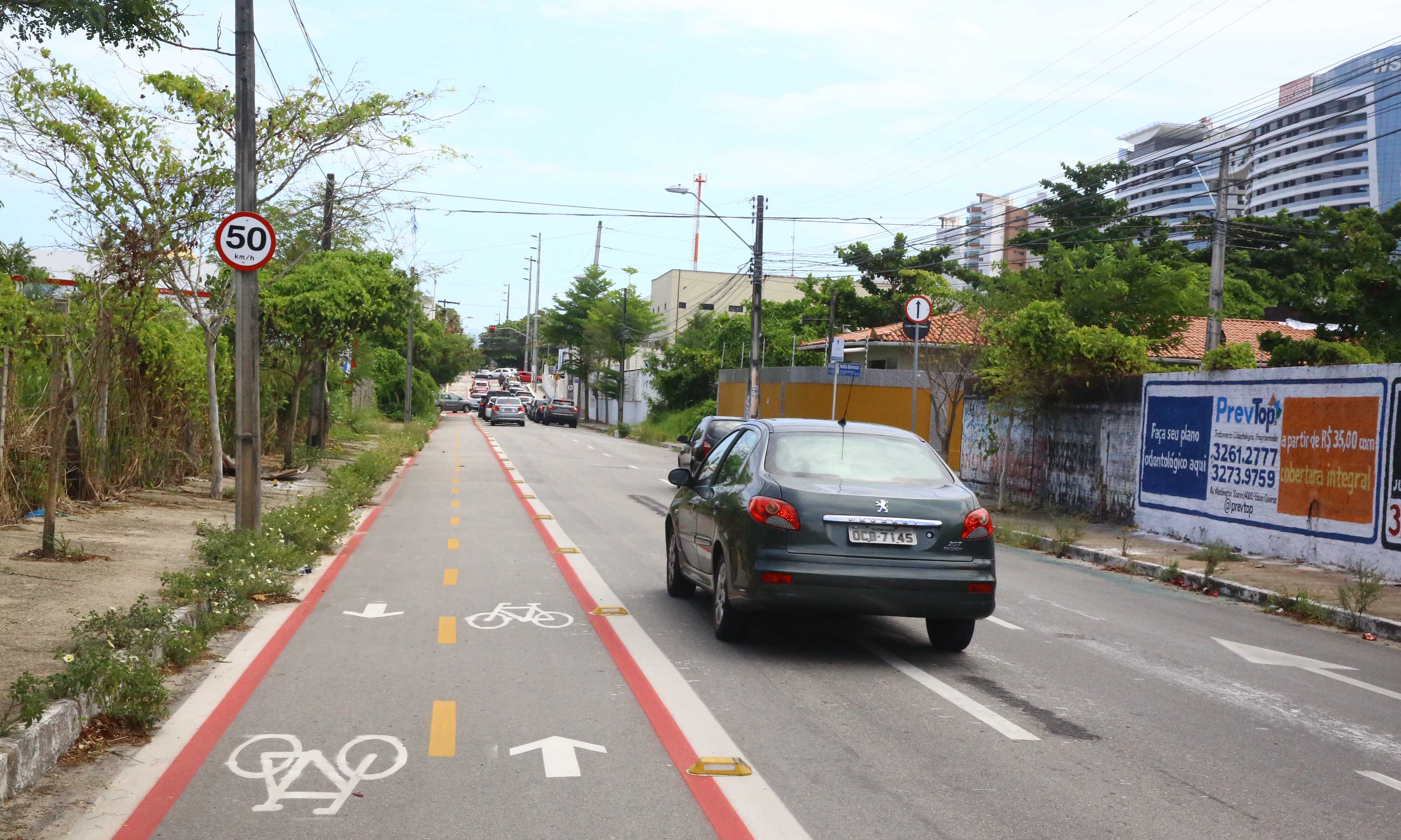 a foto mostra uma placa de limite de 50 quilômetros por hora na rua Pedro Paulo